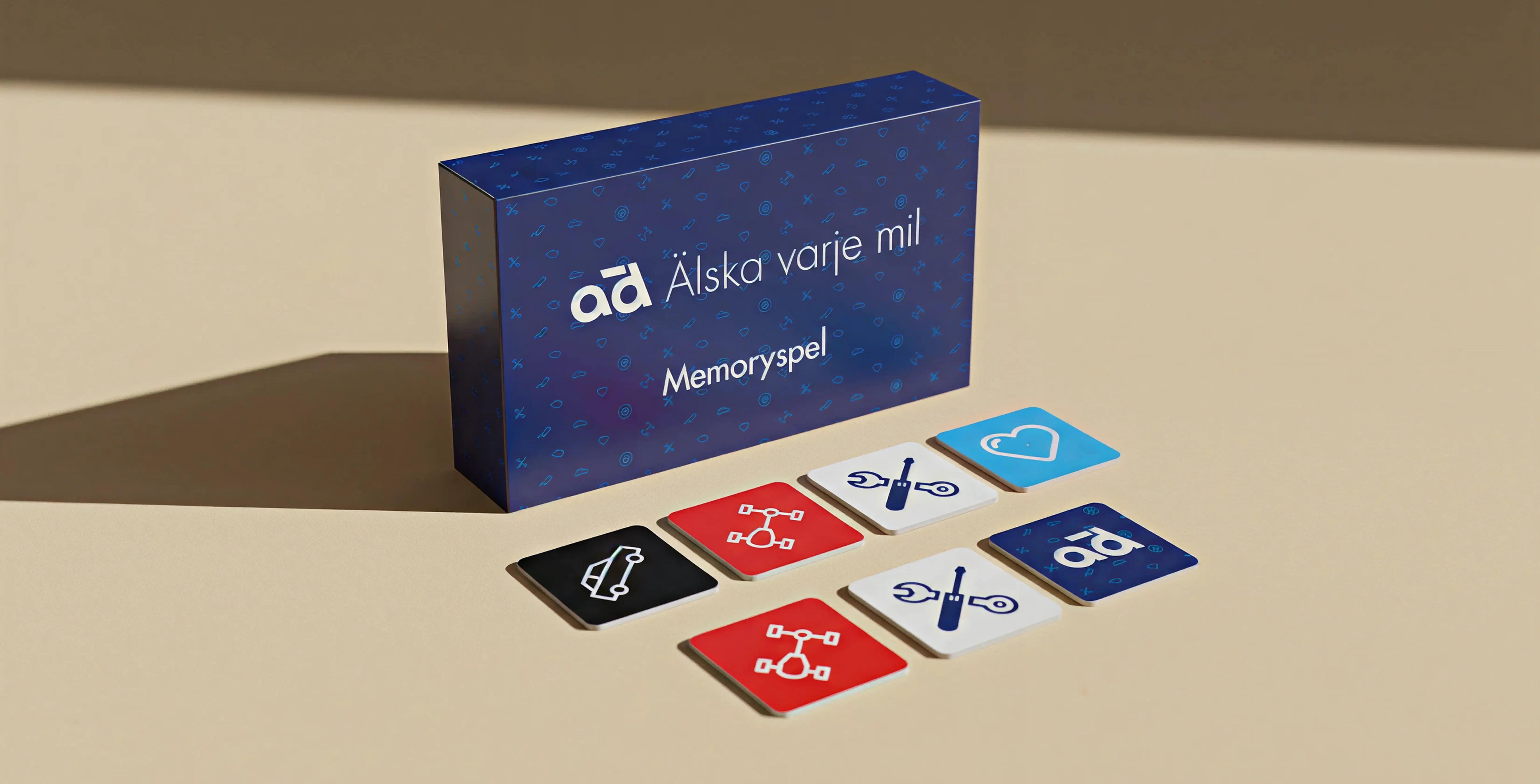 AD-m&auml;rkt Memoryspel med spelkortsl&aring;da och illustrerade kort.